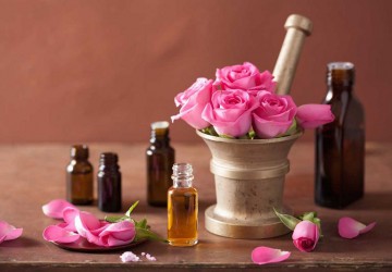 Tinh dầu hoa hồng: Tác dụng và cách làm đơn giản tại nhà